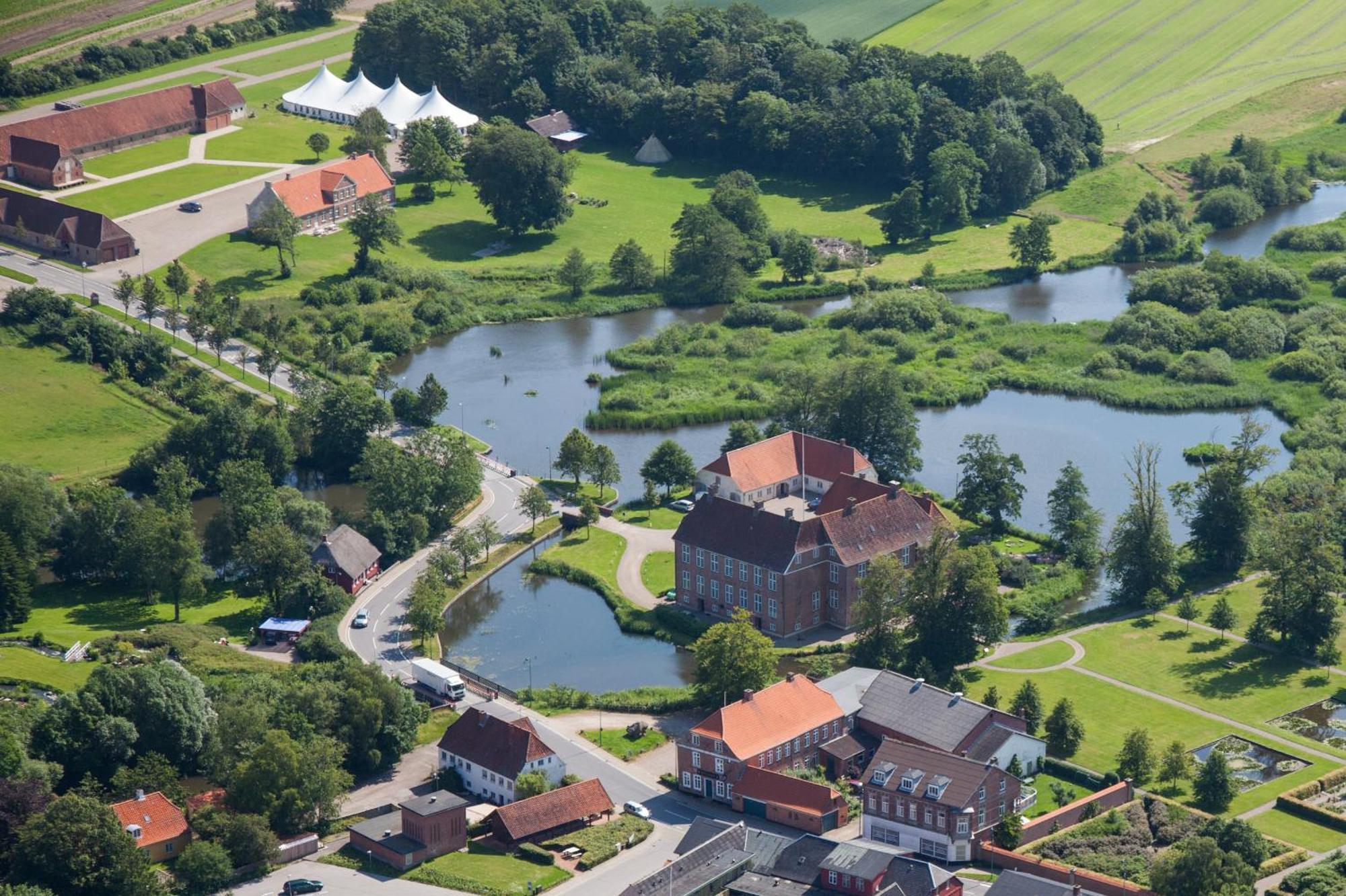 Den Gamle Kro Ved Gram Slot Exterior photo